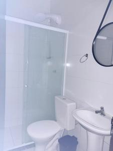 アハイアウ・ド・カボにあるIRIS Pousada - Frente à praiaのトイレと洗面台を備えた白いバスルーム