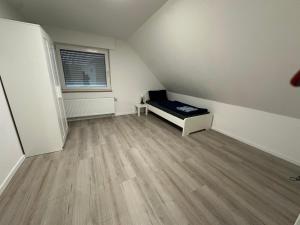 an empty room with a bed and a window at HAI2 - Modern Unterkunft mit Einzelzimmer in Hainburg