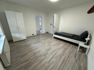 a room with a bed and a wooden floor at HAI2 - Modern Unterkunft mit Einzelzimmer in Hainburg +1 photo