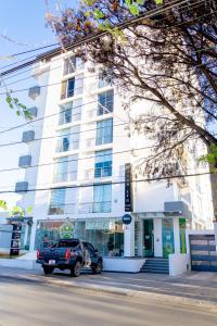 een vrachtwagen geparkeerd voor een gebouw bij Edificio Juan 23 in Tarija