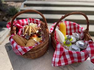 dos cestas de comida y bebida en una mesa en Aparthaus-Kiebitz, en Rennweg