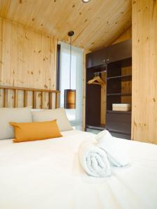 een slaapkamer met een wit bed met handdoeken erop bij Bodega Iaccarini Wine Lodge by BT Homes in San Rafael +126 foto's