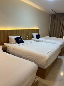 カイロにあるPyramids Top view innの白いシーツが敷かれたホテルの部屋にベッドが2つある +69枚の写真