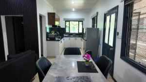 Kuchyň nebo kuchyňský kout v ubytování Jetsetter's Haven + 13 fotografií