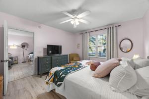 科奎纳加布勒斯Relaxing beach getaway just steps to the shore的一间卧室，里面有一张床和一个吊扇
