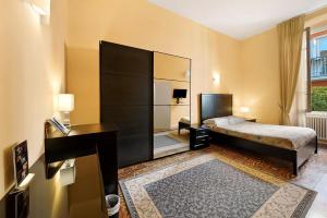 ein Schlafzimmer mit einem Bett und einem Spiegel in der Unterkunft Botafogo in Bacezza