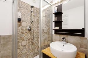 ein Badezimmer mit Waschbecken und Dusche in der Unterkunft Botafogo in Bacezza
