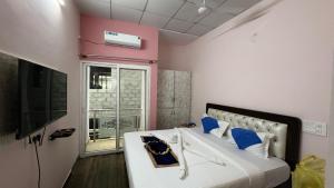 a bedroom with a bed with blue and pink walls at White Rabbit Rooms in Bangalore