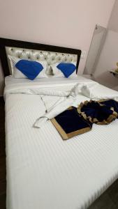 Un pat sau paturi într-o cameră la White Rabbit Rooms