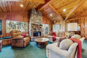 Chambers LodgeTahoe Getaway的客厅配有家具和石制壁炉。