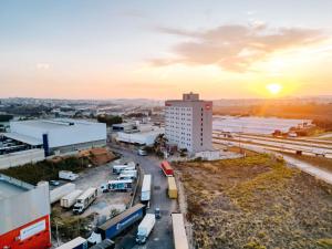 una vista aérea de una ciudad al atardecer en ibis Contagem Ceasa, en Contagem