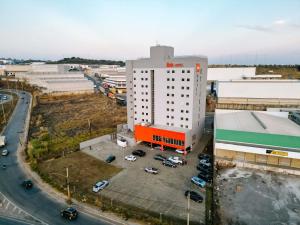 eine Luftaufnahme eines Gebäudes mit einem Parkplatz in der Unterkunft ibis Contagem Ceasa in Contagem