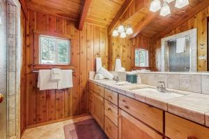 Chambers LodgeTahoe Getaway的配有两个水槽和一面大镜子的浴室 更多17张照片