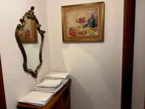 um espelho na parede ao lado de uma mesa com toalhas em Casa al mare con parcheggio em Génova mais 21 fotografias