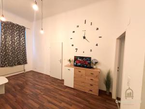 Μια τηλεόραση ή/και κέντρο ψυχαγωγίας στο Cream Home