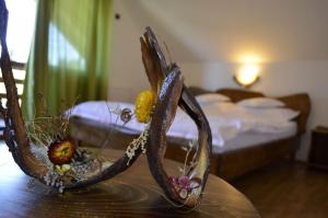 a pair of antlers on a table in a bedroom at Zori de Zi & Apus de Soare in Bălceşti