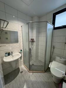 Un baño con ducha, lavabo e inodoro. en Shan Hai Yun Jian, en Wujie 49 fotos más