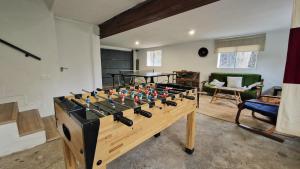 Μια τηλεόραση ή/και κέντρο ψυχαγωγίας στο Casa acogedora con chimenea y amplio jardín