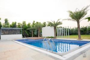 商沙巴ARKA The Farm Stay的棕榈树度假村的游泳池