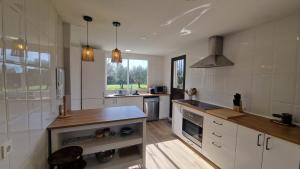 Η κουζίνα ή μικρή κουζίνα στο Casa acogedora con chimenea y amplio jardín