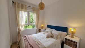 Ένα ή περισσότερα κρεβάτια σε δωμάτιο στο Casa acogedora con chimenea y amplio jardín +30 φωτογραφίες