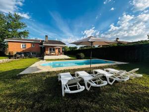 Πισίνα στο ή κοντά στο Casa acogedora con chimenea y amplio jardín