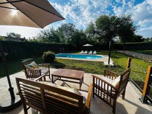 Πισίνα στο ή κοντά στο Casa acogedora con chimenea y amplio jardín