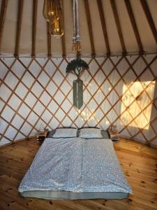 a room with a bed in a yurt at Malá jurta na Souvrati in Mostek