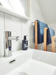 Postel nebo postele na pokoji v ubytování Flair Apartments 'ALTSTADT & FLAIR' - modernes Apartment 52 qm 2 Schlafzimmer für 5 Personen Urlaub oder Geschäftsreise, Innenstadtlage, ruhig + 15 fotografií