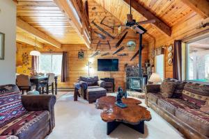 ein Wohnzimmer mit Sofas und einem Tisch in einer Hütte in der Unterkunft 1 Little Rabbit in Pagosa Springs