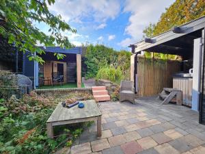 een patio met een bank en een tafel bij bnbheerhugowaard in Heerhugowaard