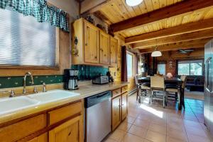 eine Küche mit Holzschränken und ein Esszimmer in der Unterkunft 1 Little Rabbit in Pagosa Springs