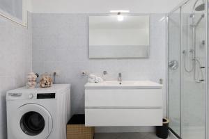 a bathroom with a washing machine and a sink at Casa Martina in San Fermo della Battaglia