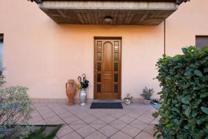 a front door of a house with vases and a door at Casa Martina in San Fermo della Battaglia