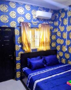 Una cama o camas en una habitación de Short let apartments LBS Lekki Ajah Lagos 4 fotos más
