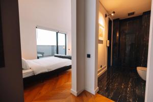 Postel nebo postele na pokoji v ubytování Skyline Penthouse Cluj Cozy & Warm Terasă Panoramică Self Check-in