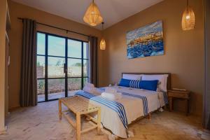 Ένα ή περισσότερα κρεβάτια σε δωμάτιο στο Riad Le Mogador +116 φωτογραφίες