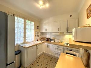 Η κουζίνα ή μικρή κουζίνα στο Villa 4 chambres calme avec jardin et parking privé à Vieux-Boucau - FR-1-379-46