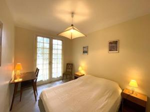 Ένα ή περισσότερα κρεβάτια σε δωμάτιο στο Villa 4 chambres calme avec jardin et parking privé à Vieux-Boucau - FR-1-379-46