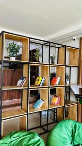 uma estante cheia de livros numa sala em LF Easybeds em Calecute