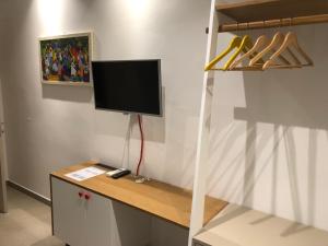 een kamer met een bureau met een televisie aan de muur bij La Casa di Toni in Pescara