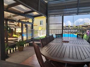 een houten tafel en stoelen op een terras bij Maison aux Portes du Sud Sauvage in Saint-Joseph