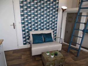 een kamer met een bed, een ladder en een bank bij Marc1 in Saint-Valéry-en-Caux +5 foto's