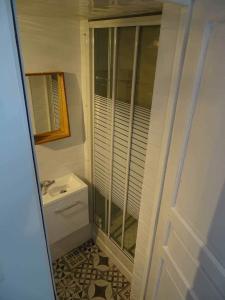 een badkamer met douche en wastafel bij Marc1 in Saint-Valéry-en-Caux