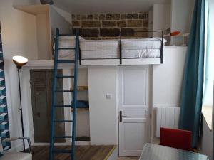 een stapelbed in een kamer met een ladder bij Marc1 in Saint-Valéry-en-Caux