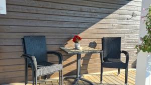 two chairs and a table on a patio at Feriehuset Holmen in Straumen