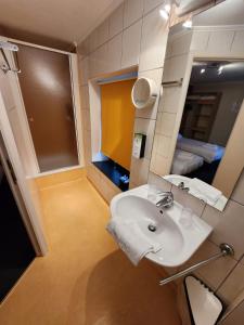 Koupelna v ubytování Hôtel Francorchamps Pitlane Lodge + 32 fotografií