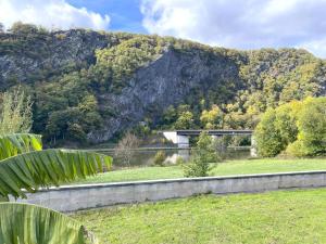 un campo con una montaña al fondo y un edificio en Gite d'arnaud & emilie, en Deville