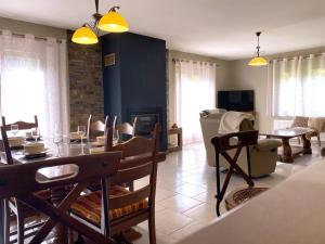 Un comedor y una sala de estar con mesa y sillas. en Gite d'arnaud & emilie, en Deville