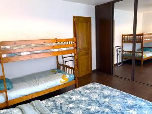 Habitación con 2 literas y espejo. en Gite d'arnaud & emilie, en Deville
